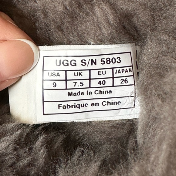 UGG Classic Short Boots with buttons - Picture 4 of 5